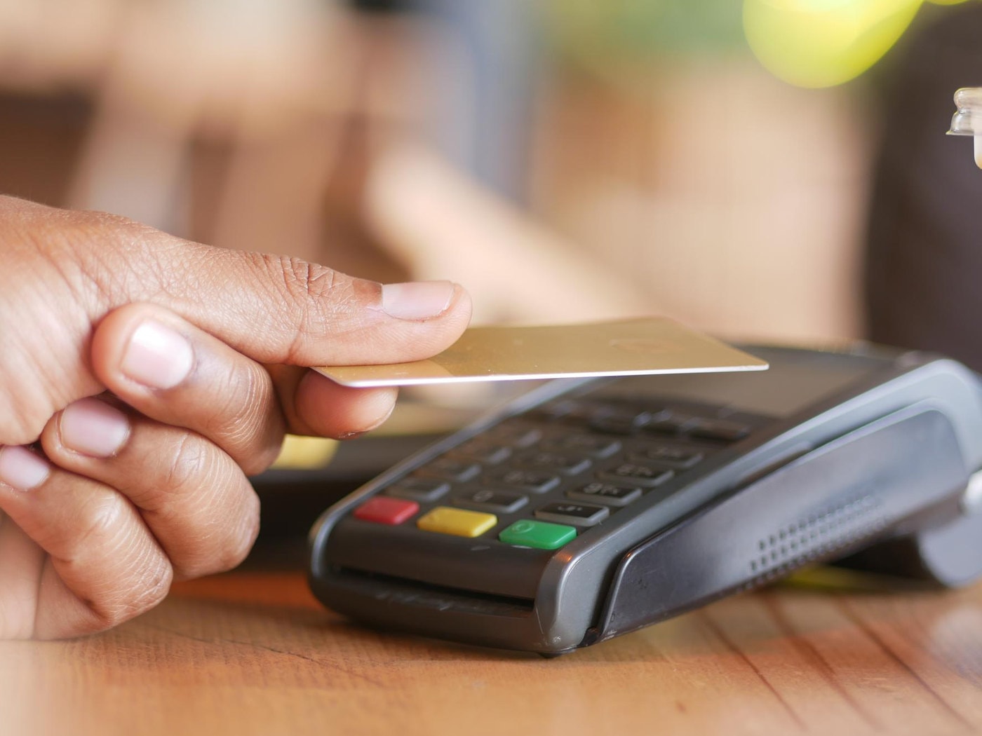 Une carte présentée au terminal de paiement