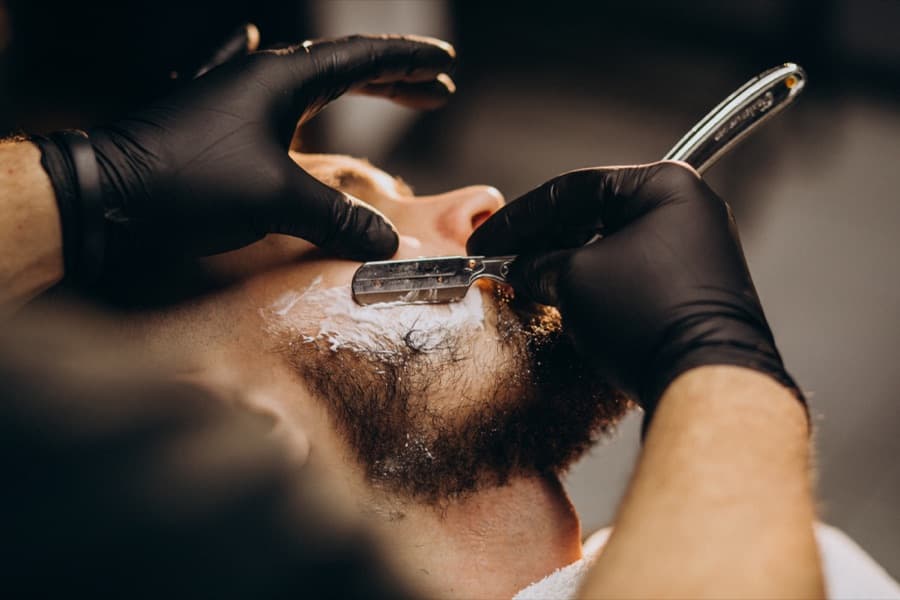 Barbier au rasoir dans son salon