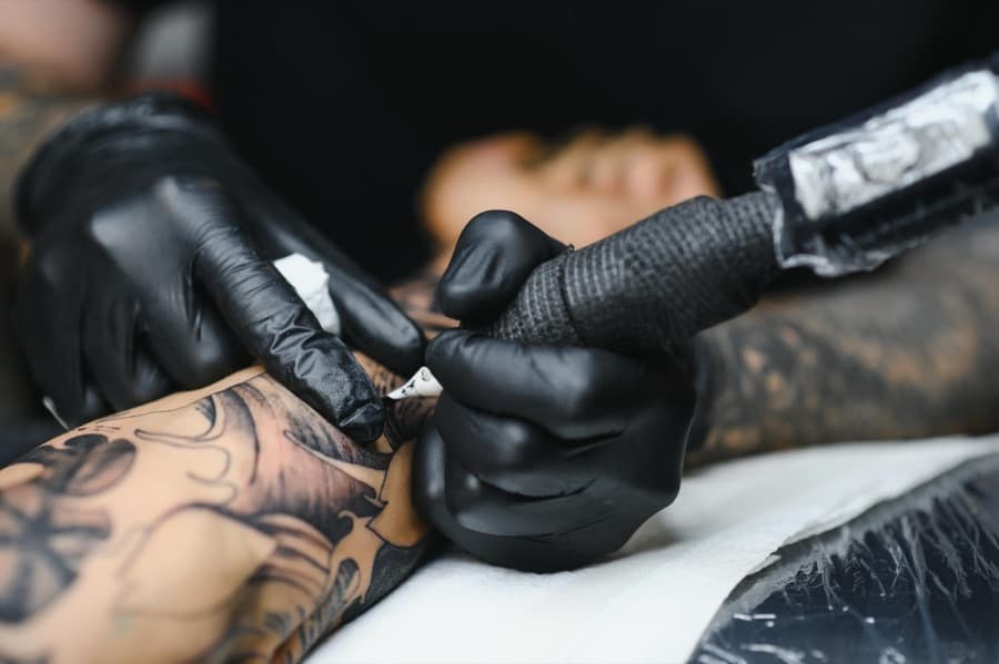 Tatoueur au travail
