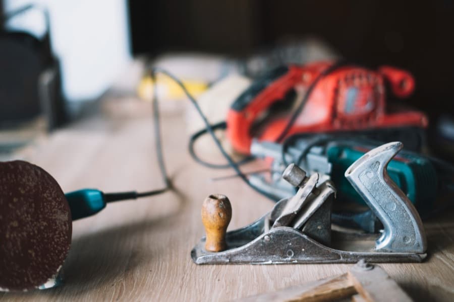 Outils d'artisan sur l'établi