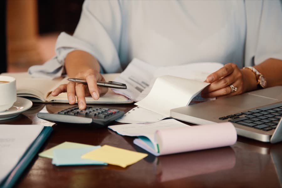 Facturation, calculatrice en main